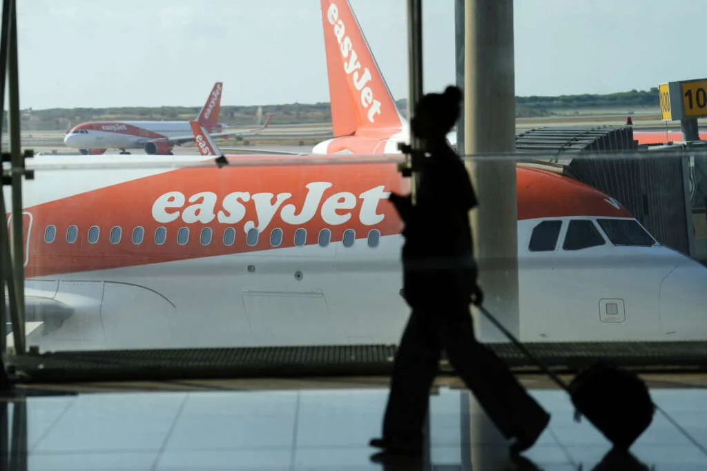 easyJet reduce pérdidas en el primer semestre pero enfrenta caída en reservas por conflicto en Oriente Medio