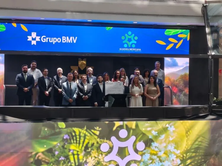 Autoridades y aerolíneas coordinan proyectos para mitigar emisiones de carbono en la aviación