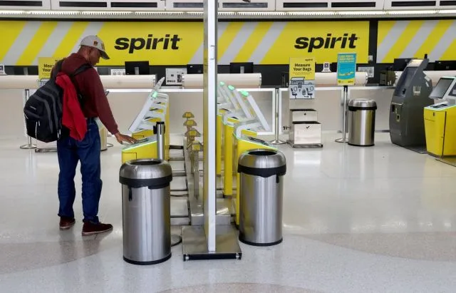 Cierre de Spirit Airlines complica opciones económicas para viajeros de verano en EE. UU.