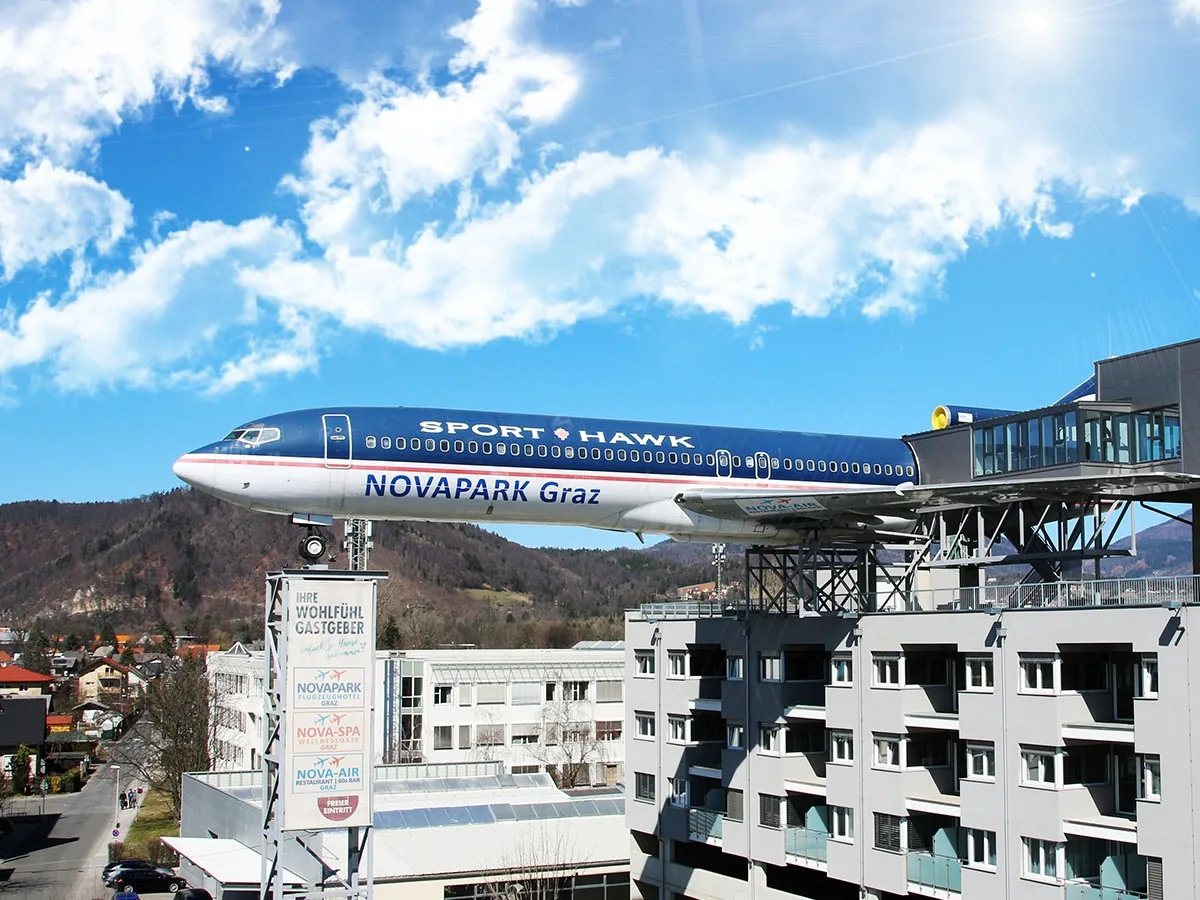 Dos aviones clásicos en el techo de un hotel austríaco ofrecen una experiencia única
