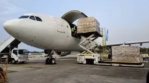 El volumen global de carga aérea crece un 5% en abril pese a menor demanda