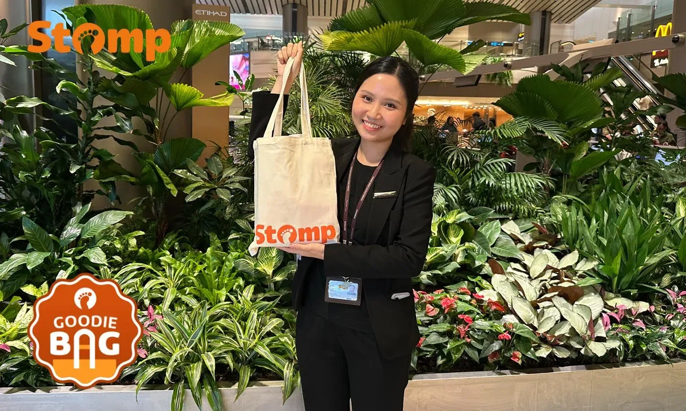 Empleada de aeropuerto en Singapur acompaña a madre e hija en crisis durante varias semanas