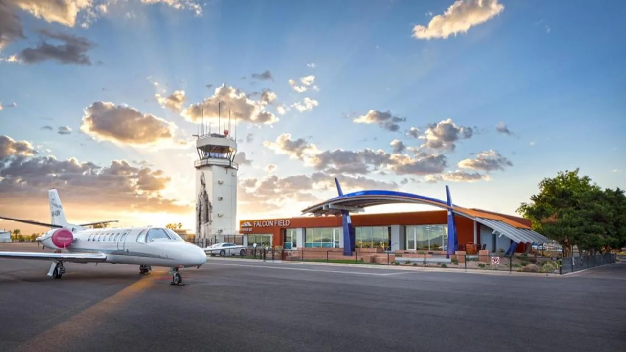 Escuelas de vuelo demandan a Mesa por tarifas de aterrizaje en Falcon Field