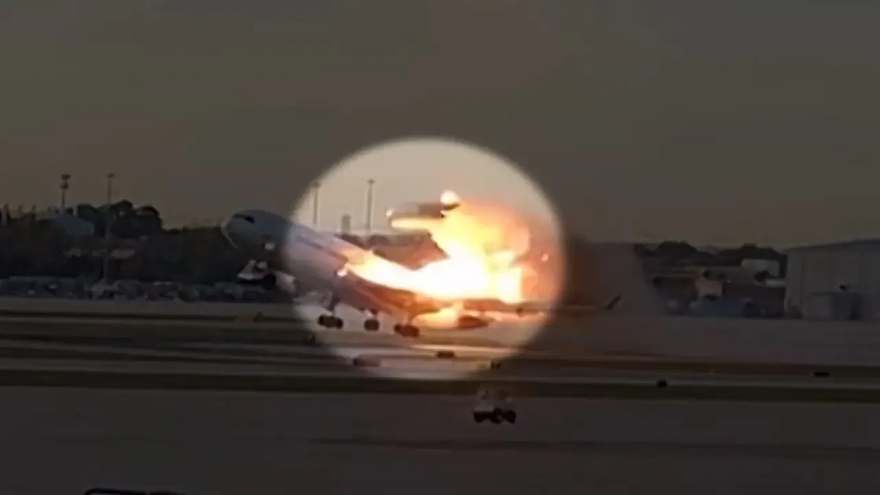 Imágenes revelan la explosión del motor de un avión antes de estrellarse cerca del aeropuerto