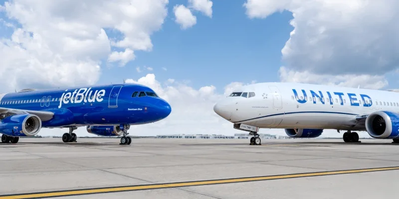 JetBlue y United Airlines activan beneficios cruzados para viajeros frecuentes en alianza Blue Sky