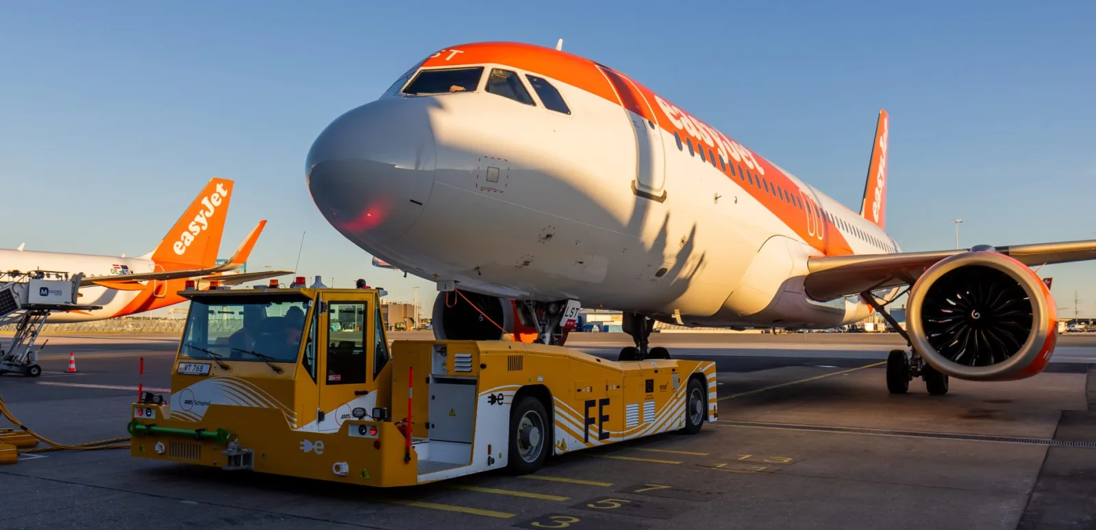 Menzies Aviation impulsa el uso de TaxiBot eléctrico en el aeropuerto de Ámsterdam Schiphol