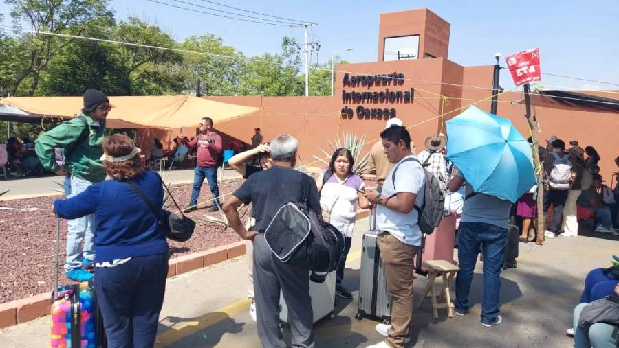 No cancelan vuelos en aeropuerto de Oaxaca pese a bloqueo de maestros