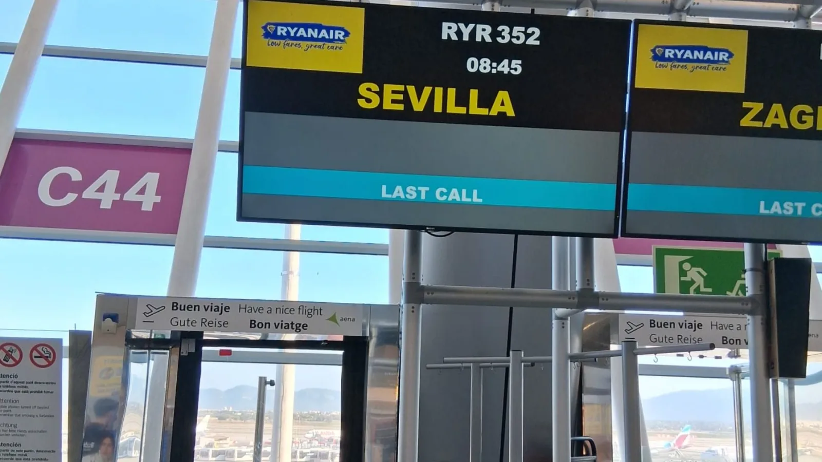 Ocho menores vuelan solos en un vuelo de Ryanair, padres presentan demanda por incumplimiento