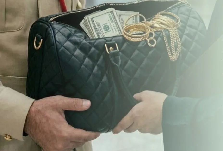 Policía de Dubái devuelve a viajera bolsa con $20,000 y 150 gramos de oro en aeropuerto