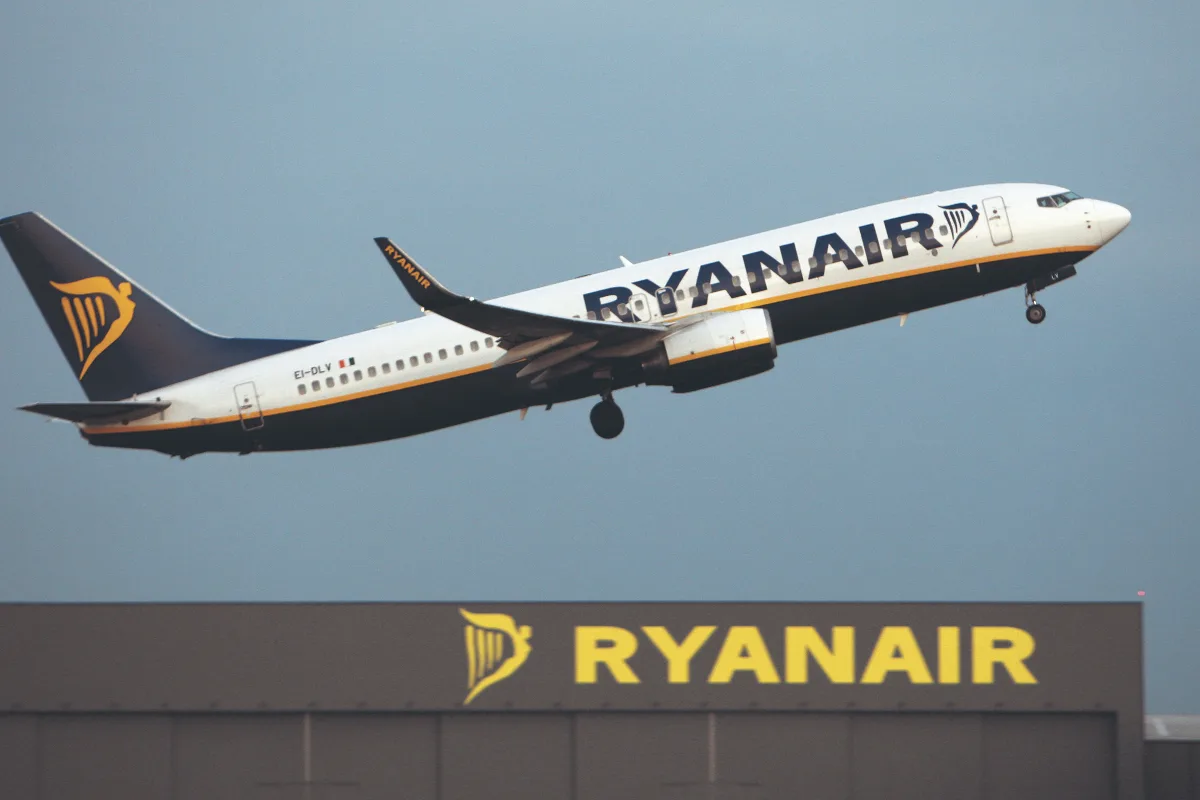 Ryanair fortalece su posición ante la crisis mundial de combustible para aviones