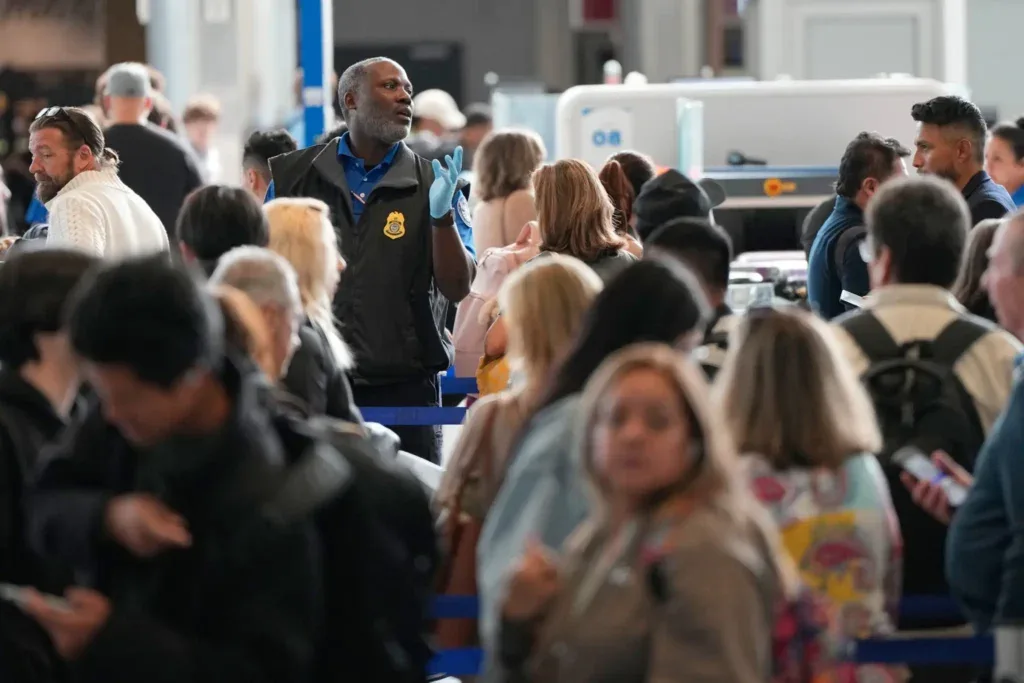 Trump ordena pago para agentes de TSA durante el cierre gubernamental y mejora en controles de aeropuertos