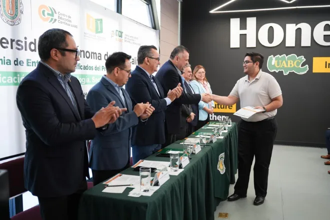 UABC certifica a la primera generación especializada en tecnología aeroespacial en Baja California