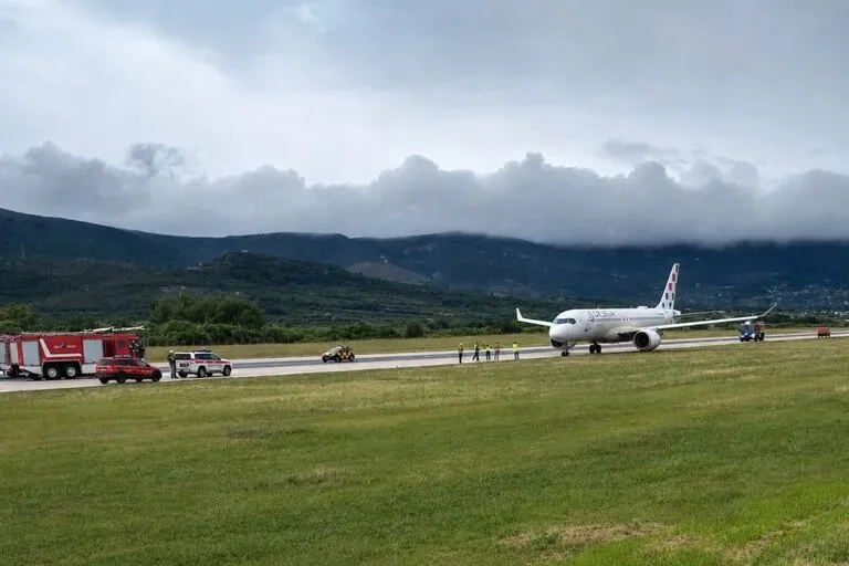 Un A220 de Croatian Airlines se sale de pista en Split durante un aterrizaje complicado