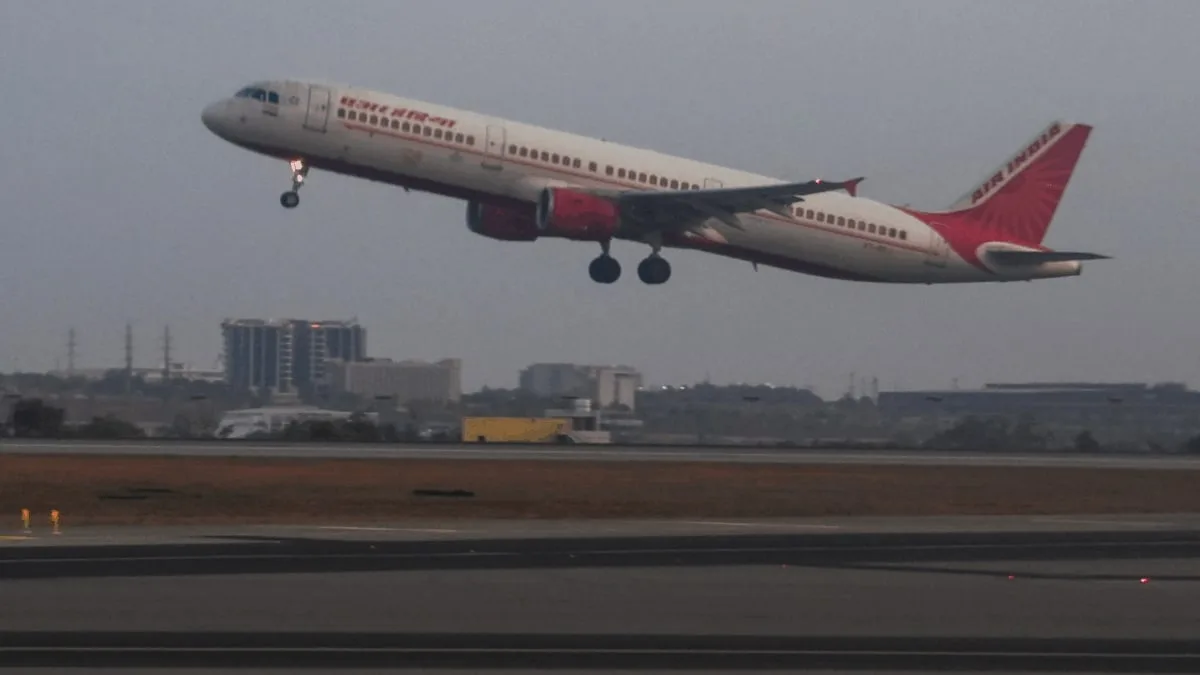Vuelo de Air India realiza aterrizaje de emergencia en Delhi tras alarma de incendio en motor