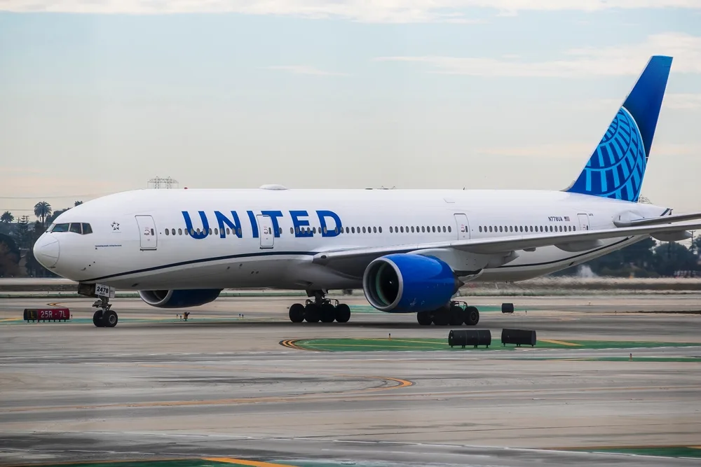 Vuelo de United regresa de emergencia por uso de Bluetooth, pasajeros reportan incidente