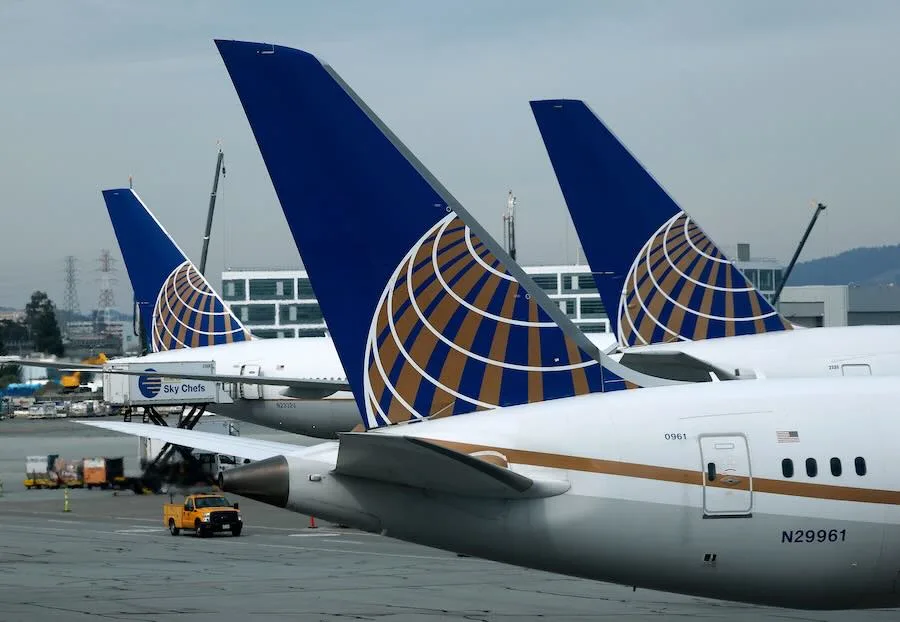 Vuelo de United se desvía a Wisconsin tras intento de pasajero de irrumpir en cabina