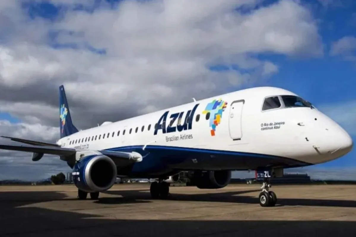 Azul ajusta frecuencia de vuelos ante aumento del costo del combustible de aviación