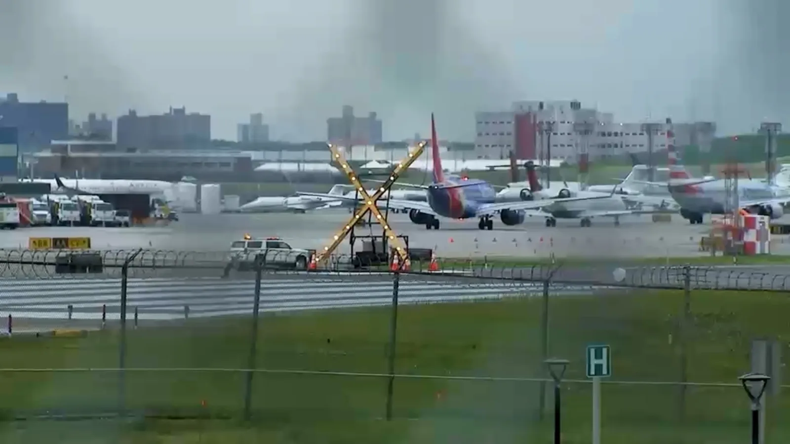 Cierre temporal de pista en aeropuerto LaGuardia por hundimiento detectado en inspección