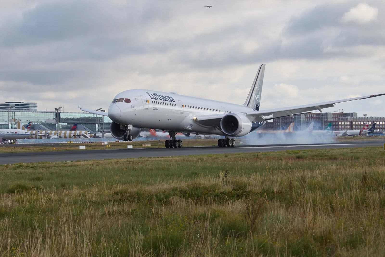 Colapso del tren de aterrizaje en un Boeing 787-9 de Lufthansa en aeropuerto de Frankfurt