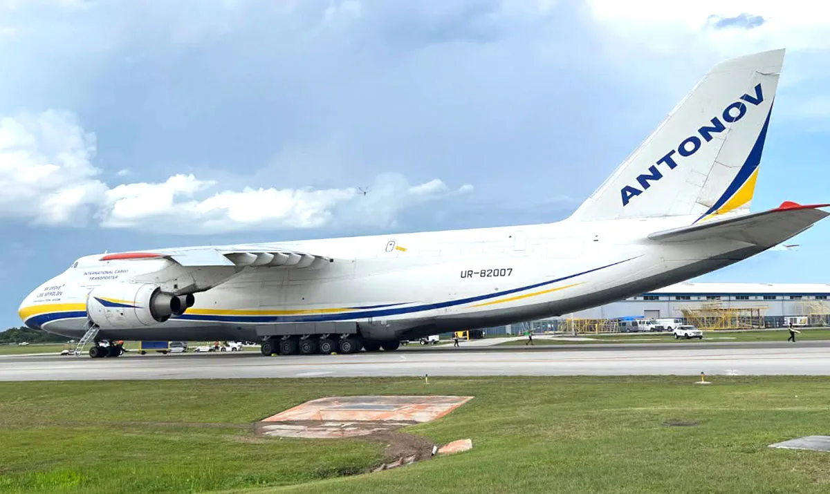 El imponente Antonov AN-124 aterriza en Melbourne Orlando, un evento poco frecuente