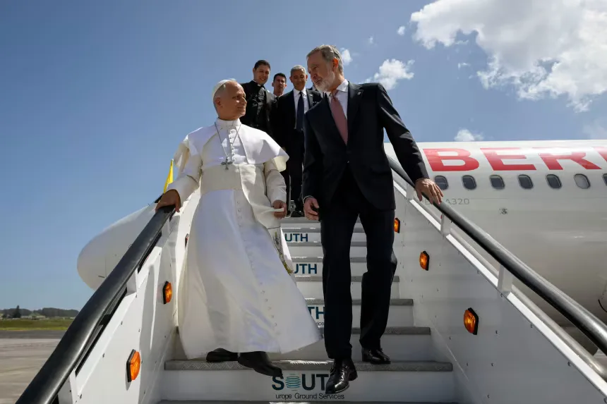 El rey Felipe VI facilita un avión privado para que el papa Leo XIV regrese a Roma tras un fallo técnico