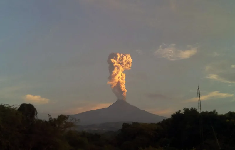 Erupción del volcán Lewotobi Laki-Laki obliga al cierre de aeropuerto en Indonesia