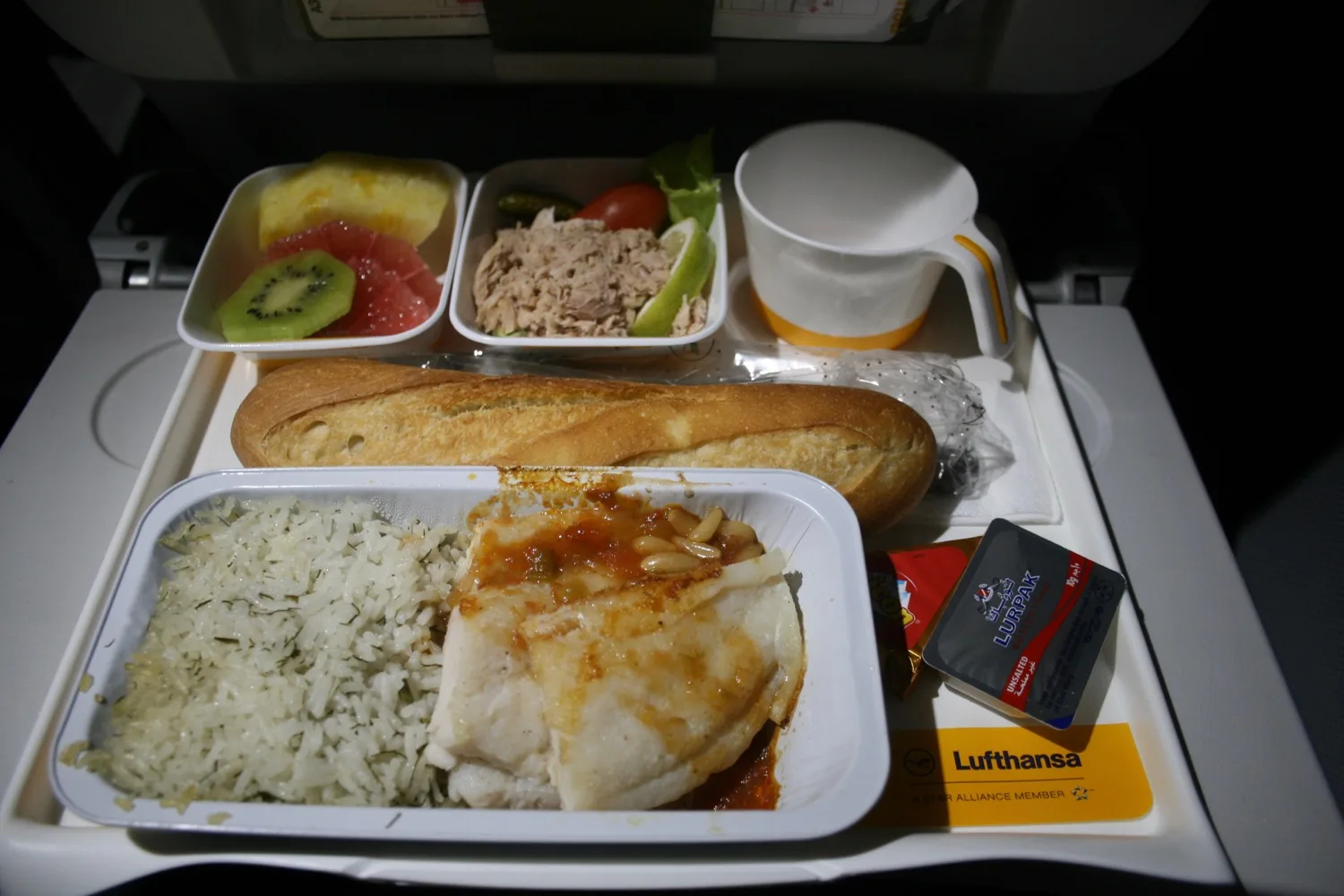 Experiencia con la comida de pescado en clase económica de Lufthansa