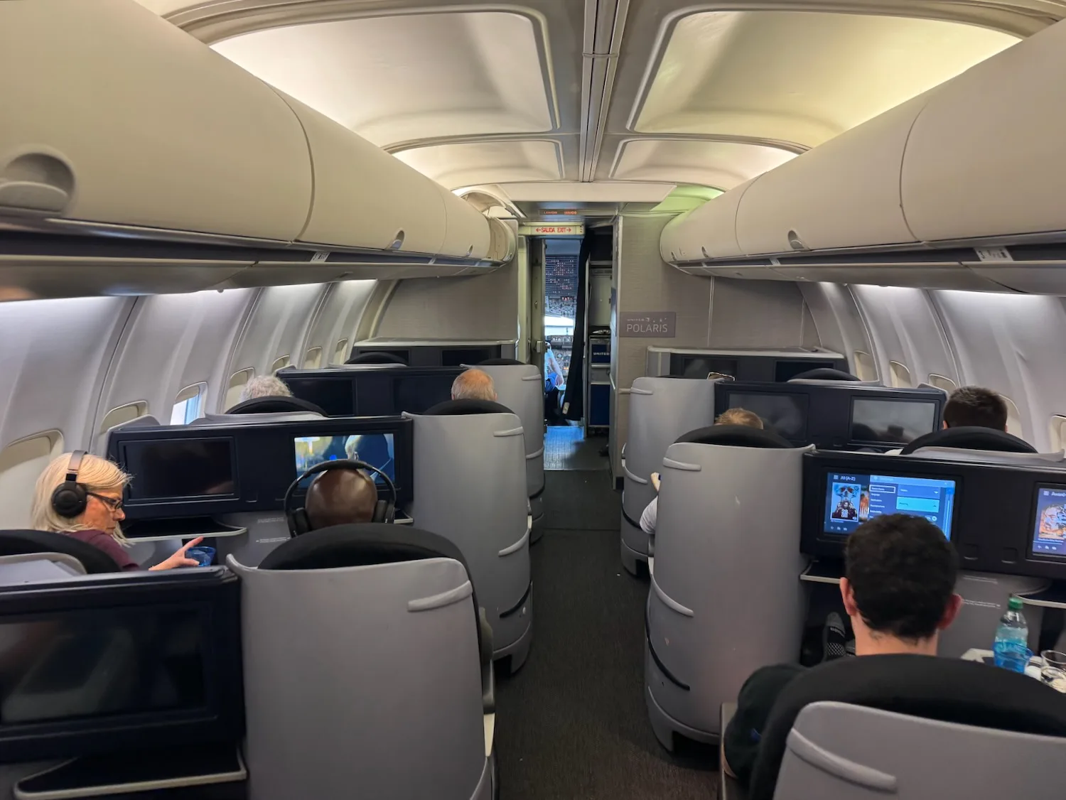 Experiencia en clase Business de United Airlines en Boeing 757-200 durante retraso prolongado