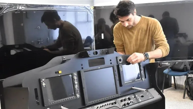 Ingeniero argentino crea simuladores de vuelo que compiten con equipos importados
