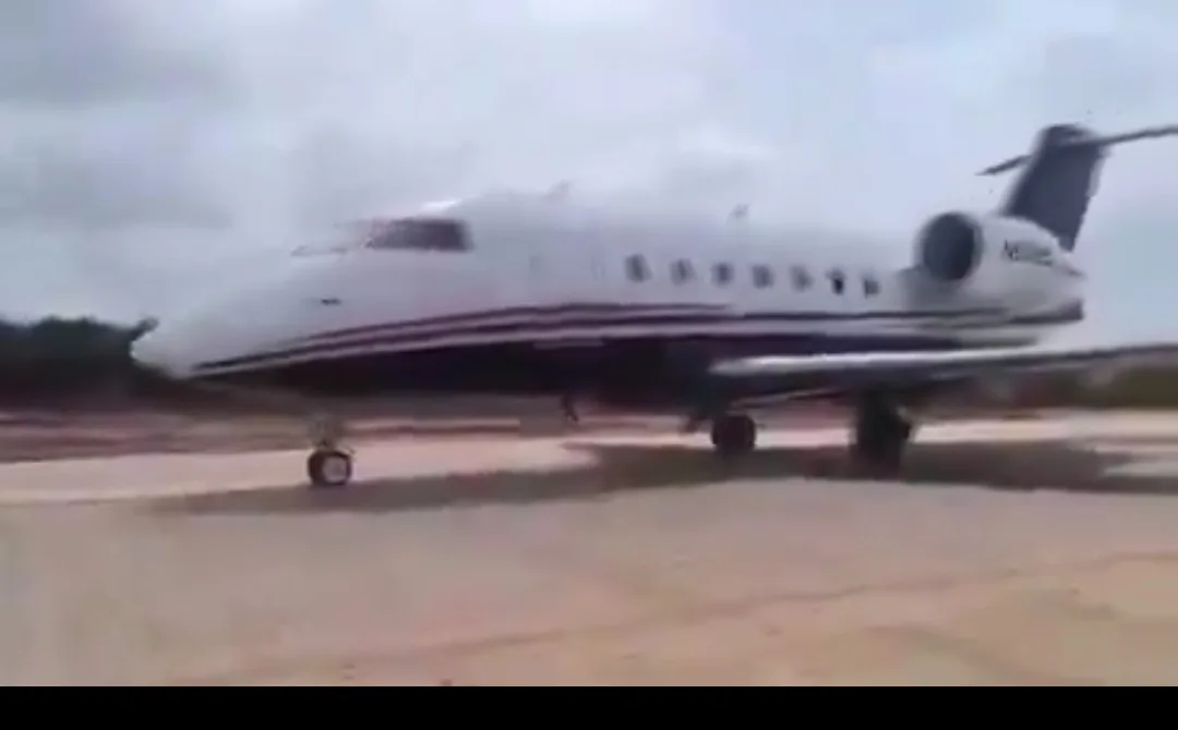 Investigan aterrizaje fuera de pista y salida no autorizada de avión privado cerca de Asaba