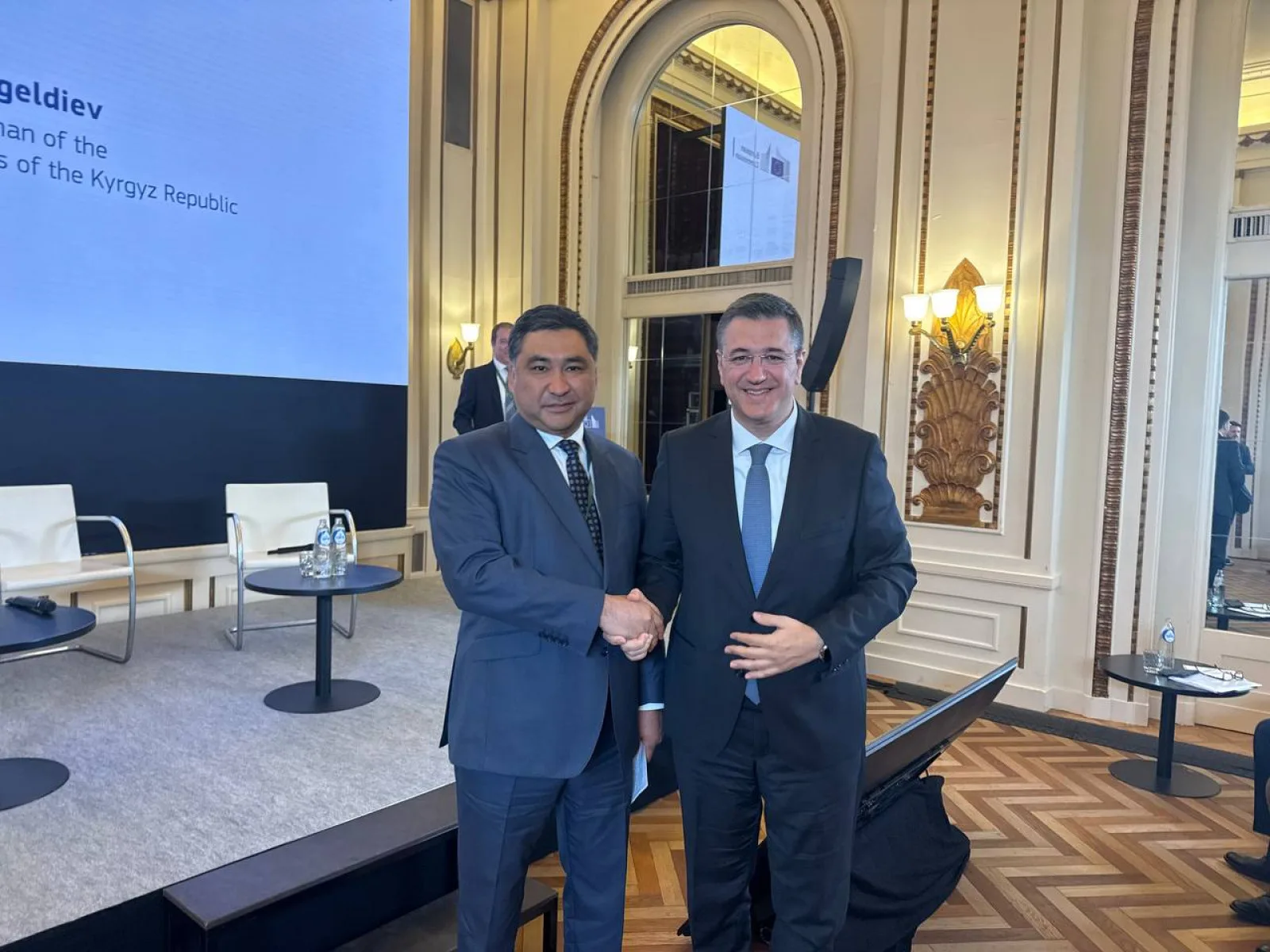 Kirguistán avanza en su cooperación aérea con la Unión Europea tras salir de lista de seguridad