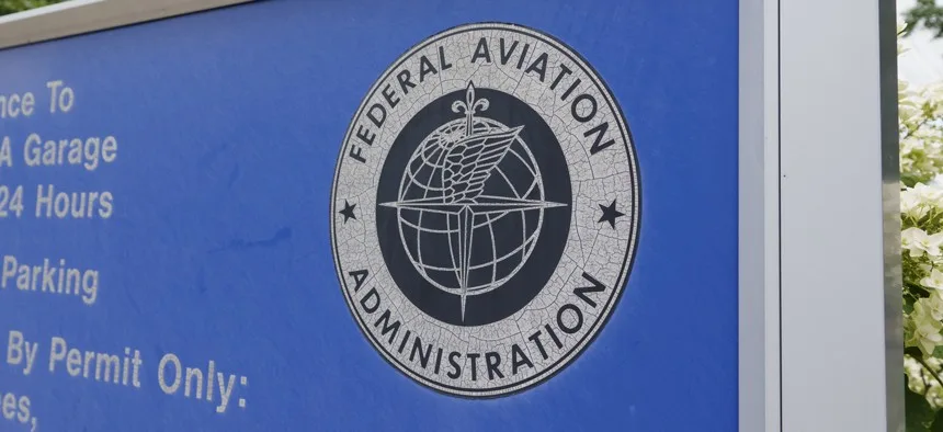 La FAA adjudica contrato multimillonario para modernizar el control del tráfico aéreo con IA