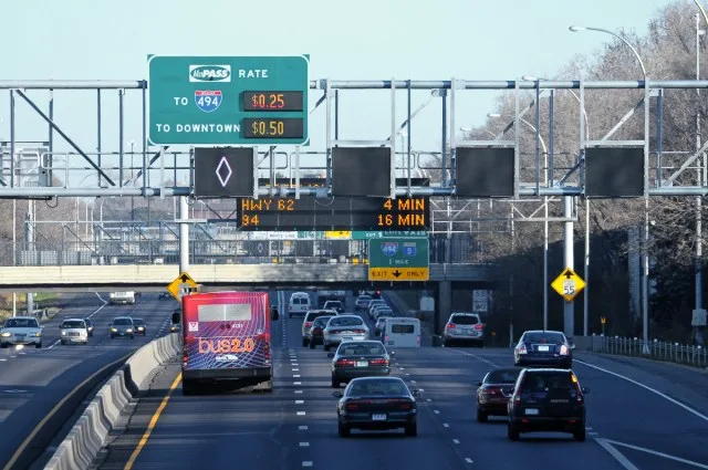 MnDOT busca optimizar colores en señales dinámicas para mejorar visibilidad y seguridad vial