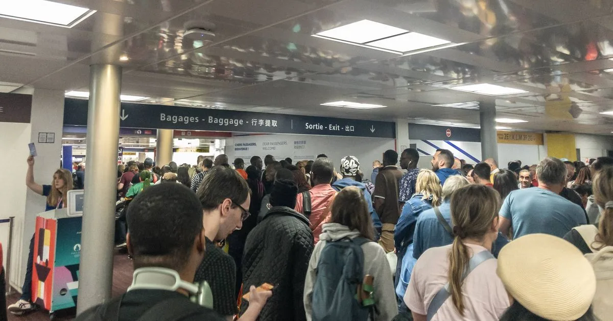 Nuevos requisitos y tarifa para viajeros británicos rumbo a Europa desde 2026