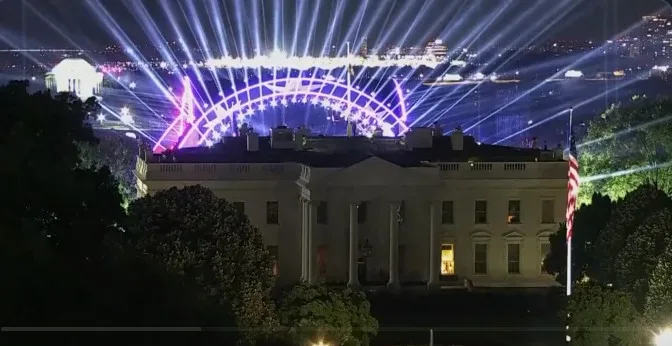 Piloto comercial reporta que luces en el césped de la Casa Blanca casi lo dejan ciego al aterrizar en Washington