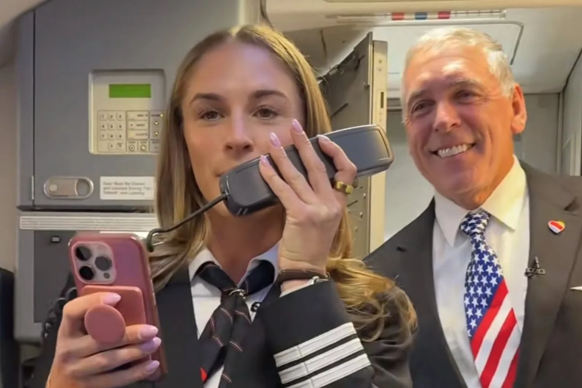Piloto concluye su última ruta con una emotiva sorpresa de su hija copiloto
