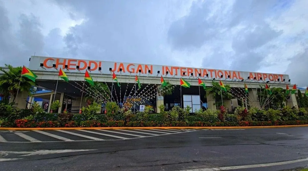 Plan de renovación integral en Cheddi Jagan International Airport para pista y calle de rodaje