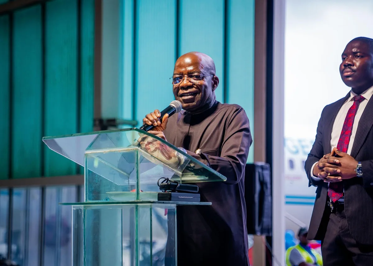 Presentan dos aviones de United Nigeria Airlines en honor a Chinua Achebe y el Obi de Onitsha