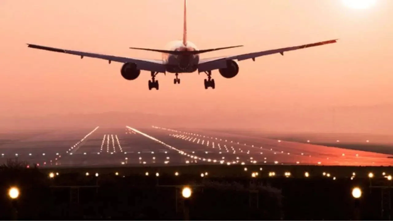 Rayo impacta avión de IndiGo en aeropuerto de Kolkata, dos empleados afectados