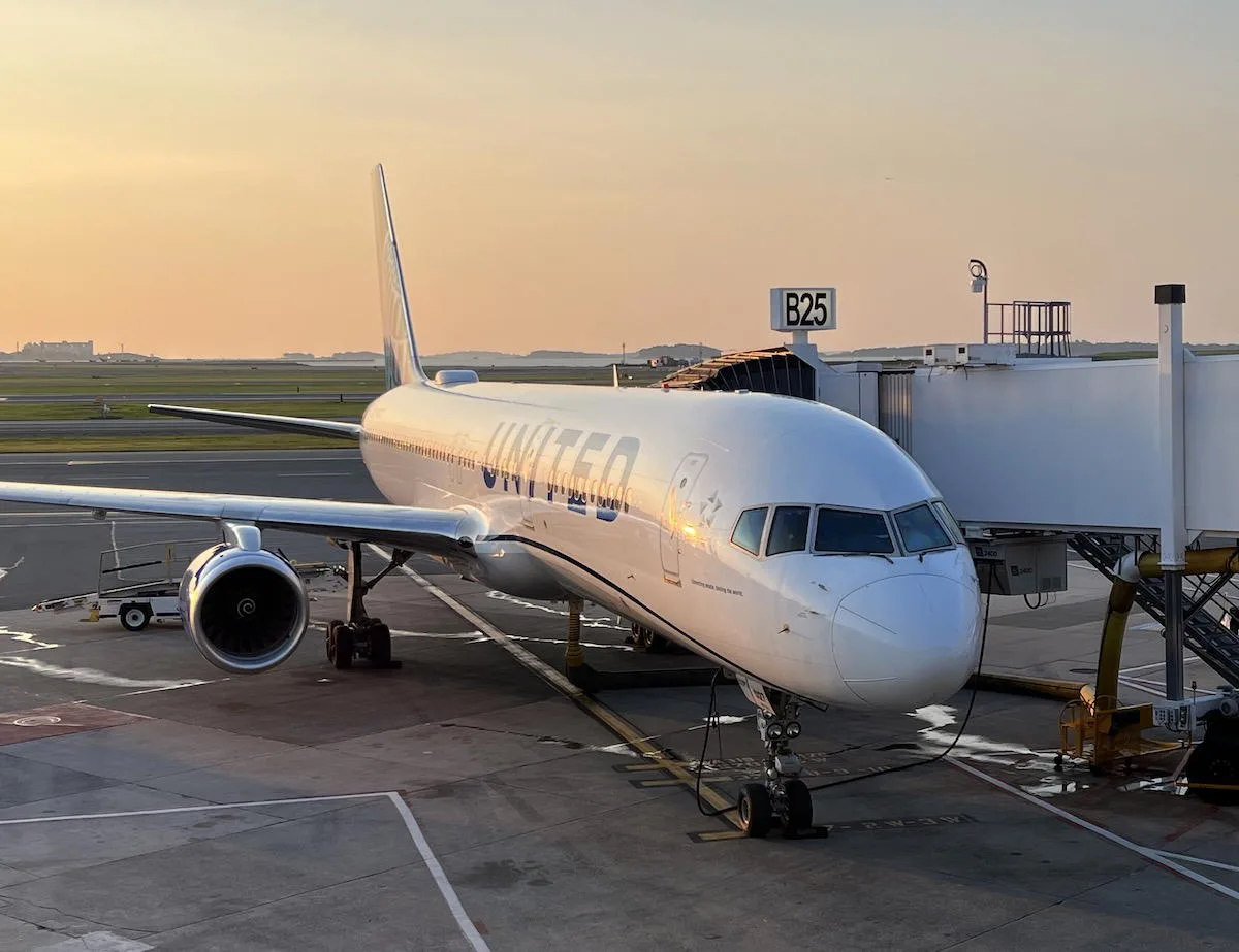 Un grupo de AvGeeks intenta visitar siete hubs de United en un día y enfrenta múltiples retrasos