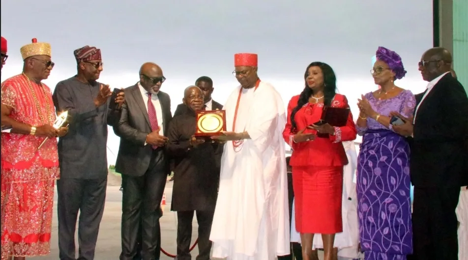 United Nigeria Airlines honra a Chinua Achebe y el Obi de Onitsha con nuevos aviones Boeing