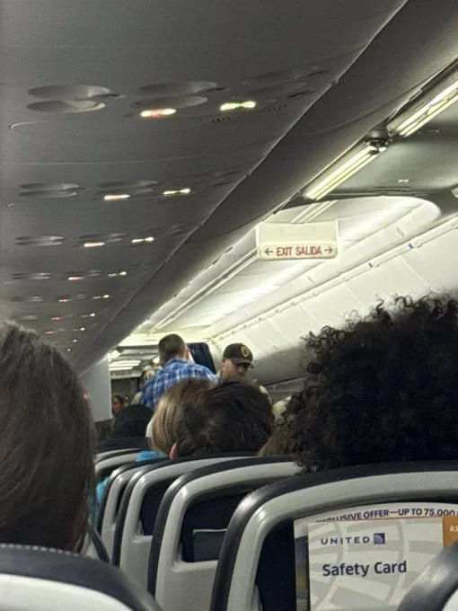 Vuelo de United Airlines a Minneapolis se desvía para retirar a pasajero disruptivo