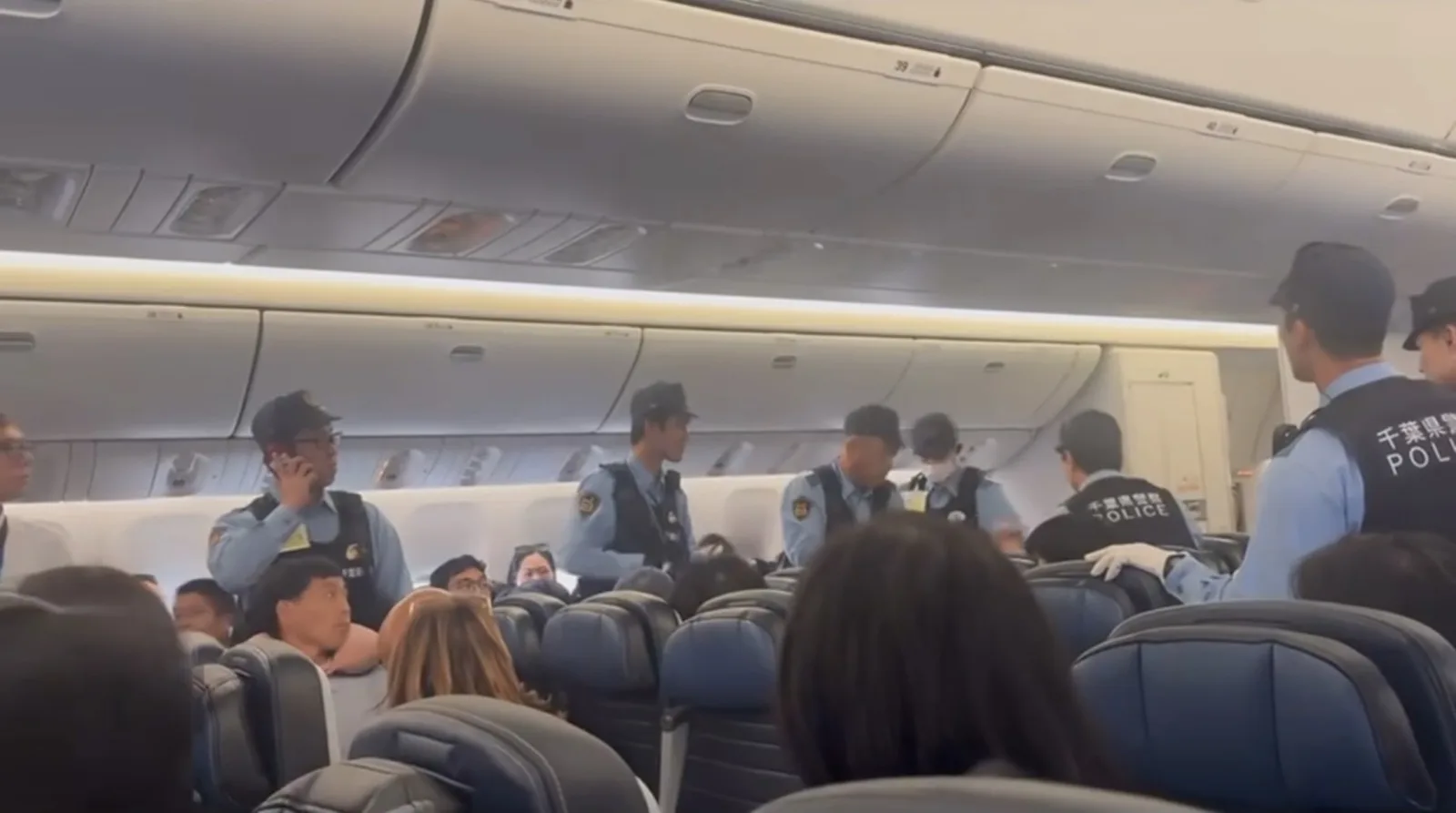 Vuelo de United Airlines despega de Shanghái y realiza desvío a Tokio tras incidente con pasajera