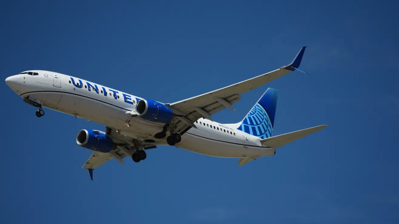 Vuelo de United regresa a Newark tras alerta por dispositivo Bluetooth con nombre “Bomba
