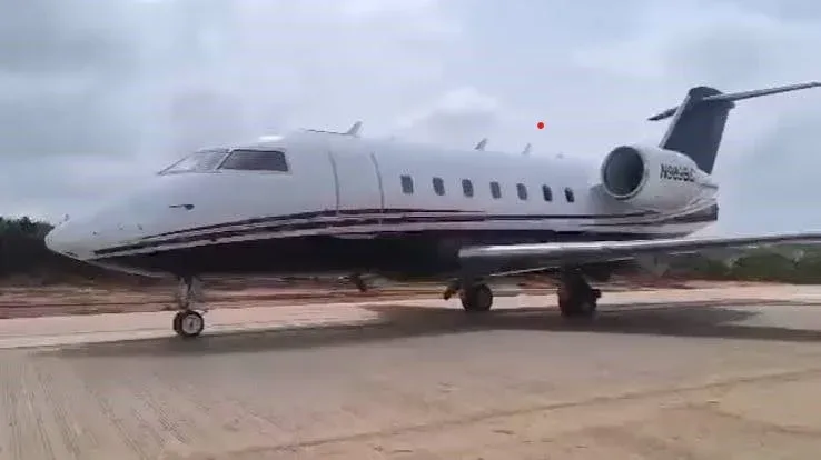 Un avión aterriza por error en una carretera en construcción cerca del aeropuerto de Asaba