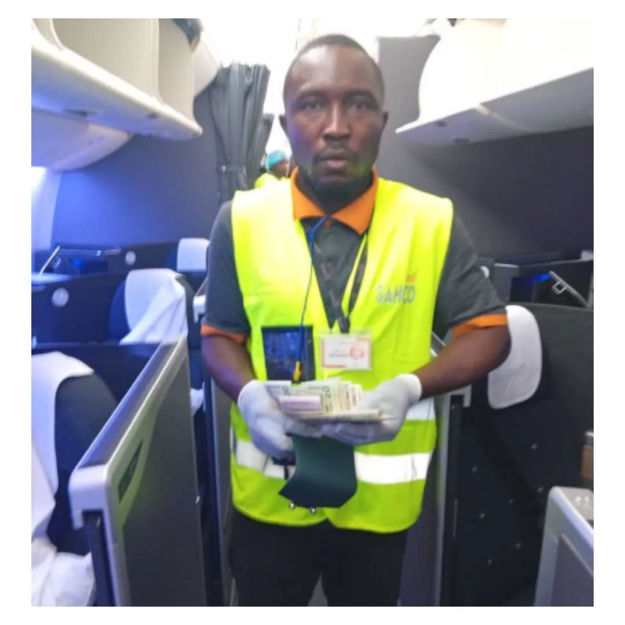 Empleado de British Airways es elogiado por devolver cartera perdida con dinero y tarjetas a bordo