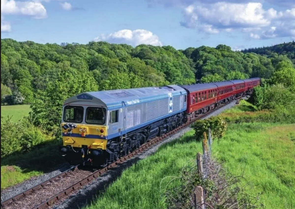 La locomotora 59001 Yeoman Endeavour recupera su librea original para gala diésel