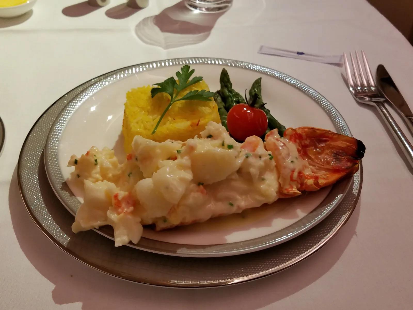 Las aerolíneas deberían cobrar extra por comidas premium en primera clase ante la baja calidad actual