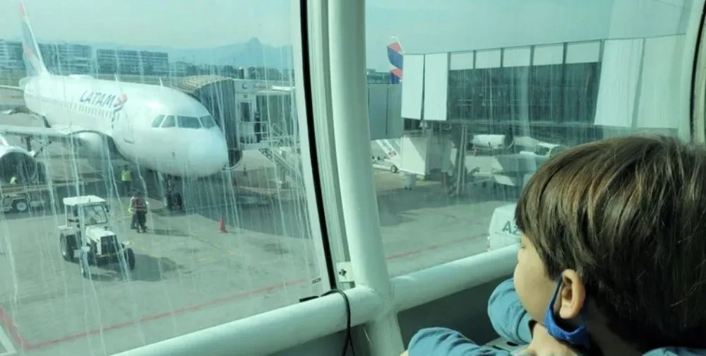 Niños menores de 16 años deberán viajar siempre junto a su acompañante sin costo adicional